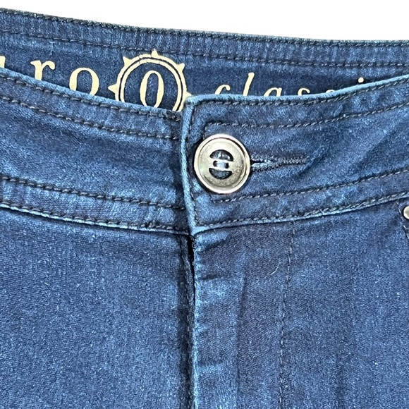 Euro Classic Dark Wash Bermuda Shorts With Lots of Stretch Size 0 Fits Size 2 - Picture 3 of 10